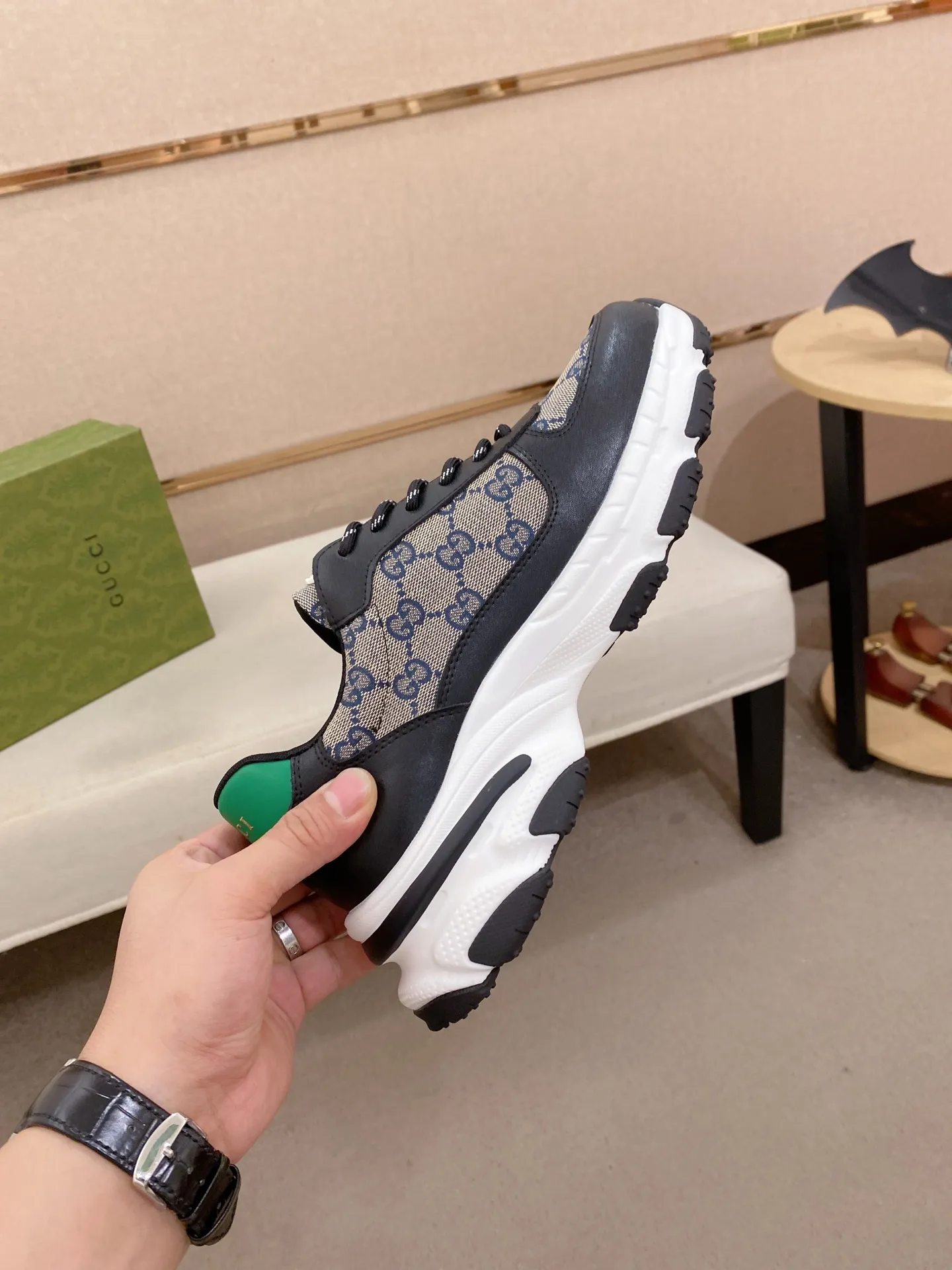 Men's men's shoes 442💰🇮🇹🇮🇹GUCCI🔍🔍new models are on sale at the same time at the counter. The uppers are made of top-grain cowhide imported from Italy. Fully imported genuine leather lining 💪💪, completely 1⃣️ to 1⃣️ replica 🇮🇹💪💪, ⚠ sole: original sole provided by the original factory, exclusive movable molded sole super comfortable, ⚠ original factory follow-up, 🔍🔍 high quality, you can go in and out of the counter at will, welcome to compare⚠. Code number: 38-44. Can be customized 45-46